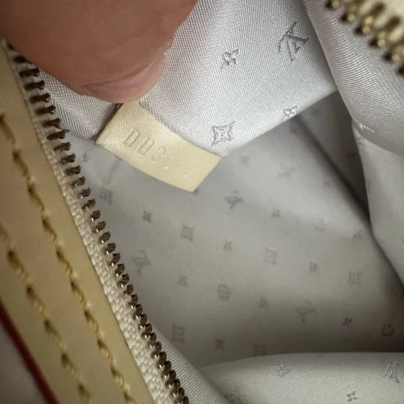 Louis Vuitton Suhali Lockit Bag in Preloved condition